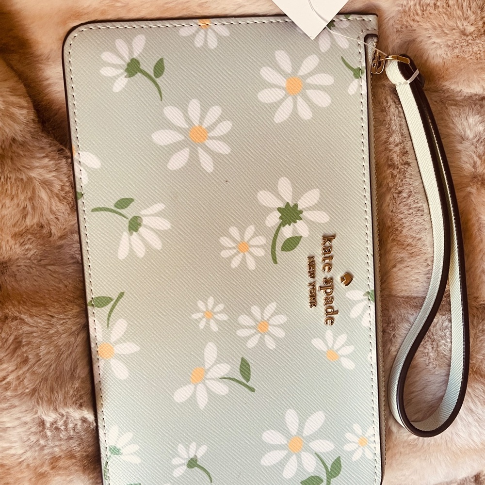 Kate Spade Green and White Daisy Wristlet